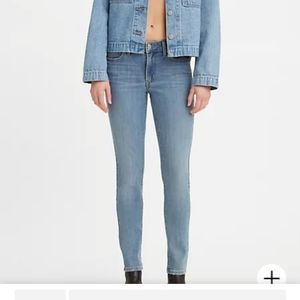 Medium wash levi 711 skinny jeans extra long